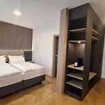 Pawlow Hotel *